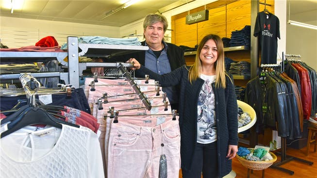 Benedikt Ritler und seine langjährige Angestellte Letizia Blandini sind leidenschaftliche Kleiderverkäufer. Bei «Molto Bene!» gibt es Mode für jeden Geschmack.