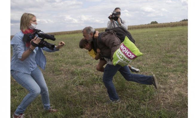 Sinnbild für den Anti-Ungarn-Reflex: Der Tritt von Kamerafrau Petra László gegen eine Flüchtlingsfamilie sorgte weltweit für Empörung. Foto: Reuters/Marko Djurica