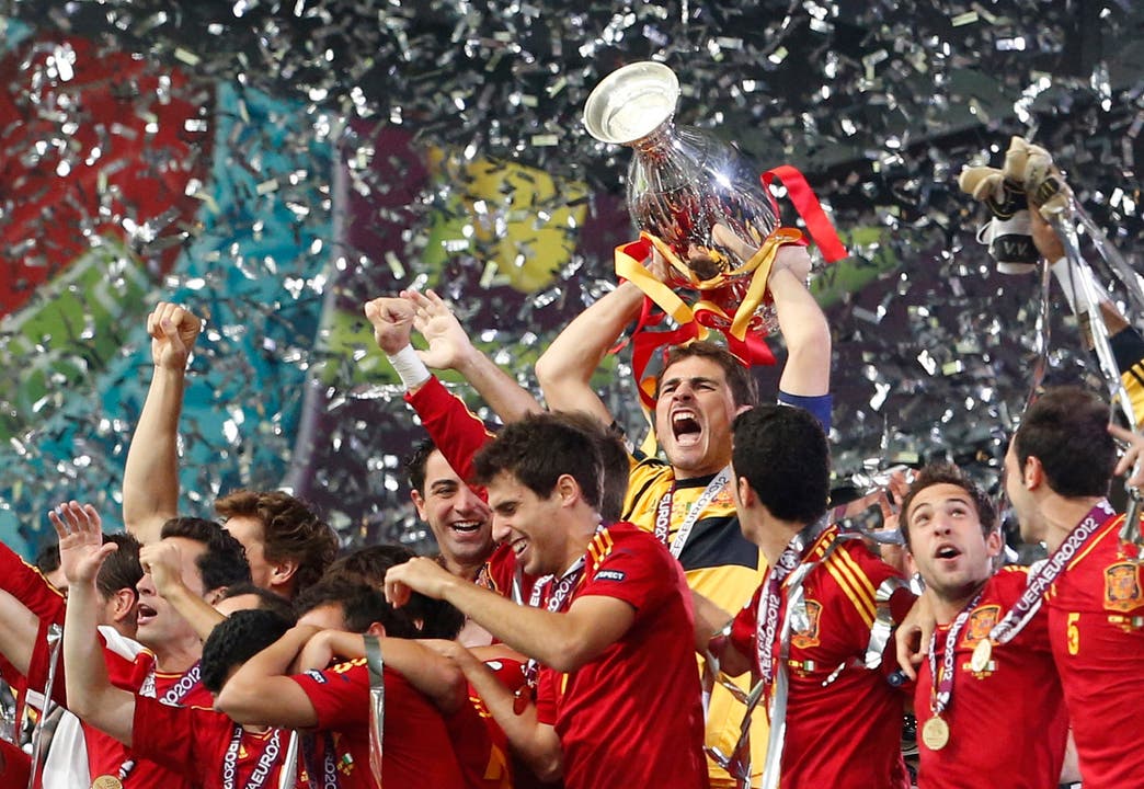 EM 2012: Spanien jubelt wie schon vier Jahre zuvor: Goalie Iker Casillas reisst den Pokal in die Höhe. Spanien schlug Italien im Final in Kiew (Ukraine) mit 4:0.