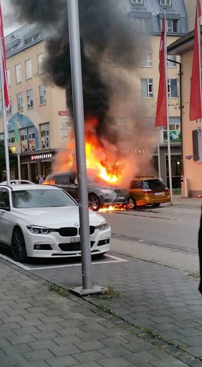Die beiden Autos fingen nach einer Kollision Feuer. Die Fahrer konnten mit Hilfe von Passanten aus den Fahrzeugen befreit werden.
