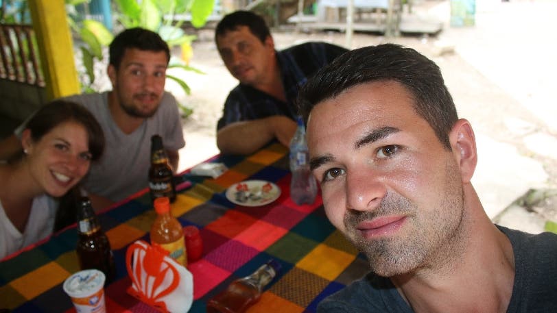 Nach dem Bestaunen der Wasserfälle lädt uns Manuel noch auf ein Bier ein. Danach fährt uns die kleine Familie an unser Tagesziel Palenque.