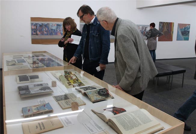 Archivmaterial, Fotos, Skizzenbücher, Plakate und Gemälde geben Einblick in die Arbeitswelt von Otto Morach.