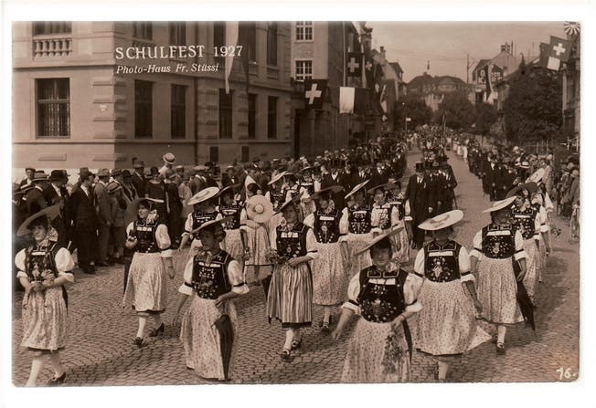 Schulfest 1927, Umzug auf der Frohburgstrasse Richtung Bahnhofbrücke.