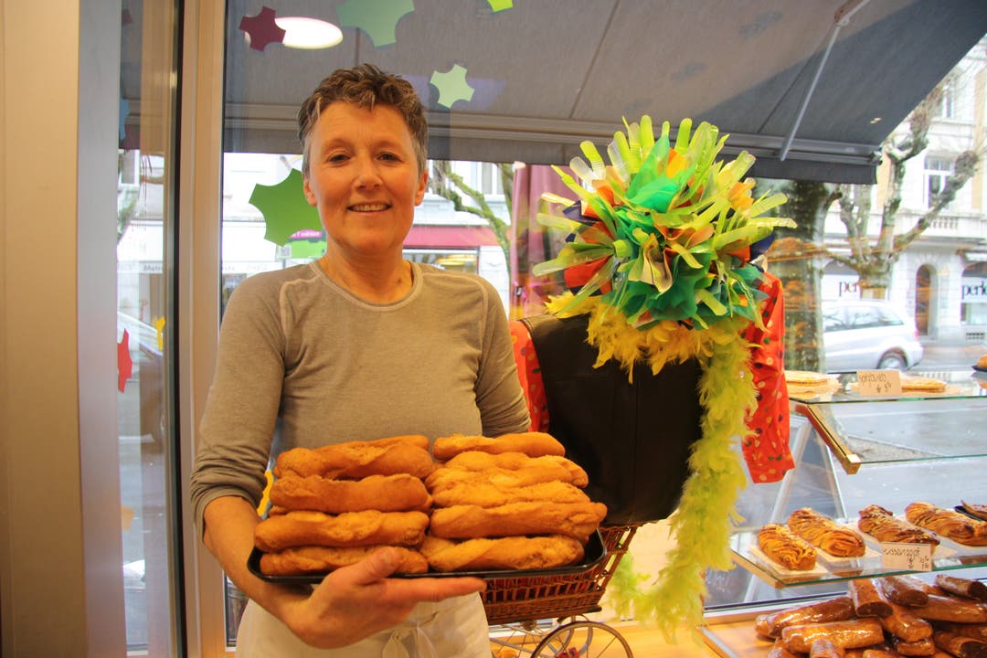 Marianne Ricklin mit einer Platte Schenkeli in der Bäckerei Trüssel.