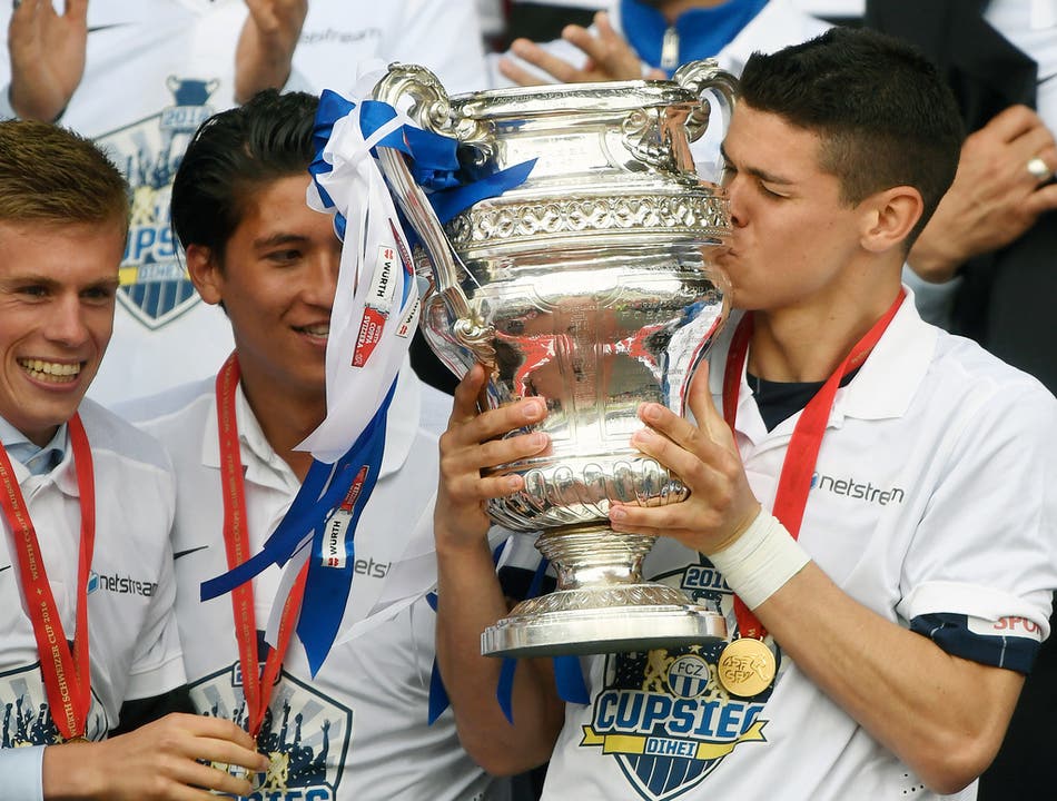 FCZ-Vinicius küsst den Pokal.