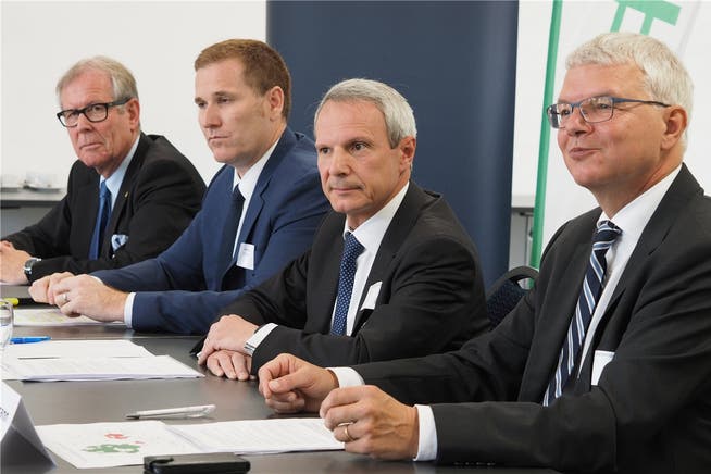 Alle zufrieden (vl.): Ernst Zingg (VR-Präsident sbo), Beat Huber (Partner Fontavis/UBS-CEIS), Thomas Bucher (CFO Alpiq), Conrad Ammann (CEO EBM).