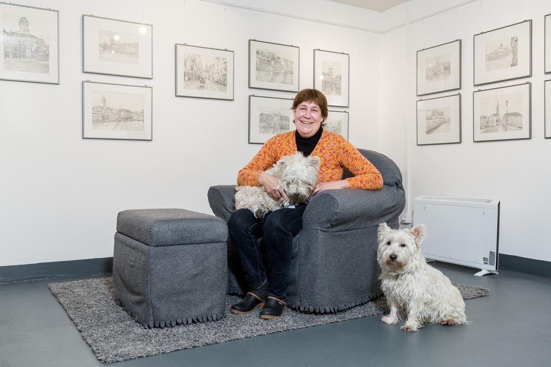undefined Hollenweger mit ihren West Highland White Terrier (Westie) Chini (auf dem Schoss) und Zumi.