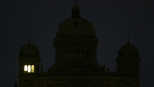 Auch im Bundeshaus brennt bis spät in der Nacht noch ein Licht. (Symbolbild)