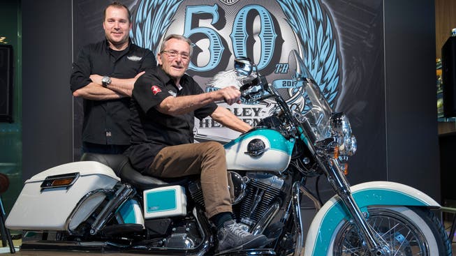 Cooler Kult: Rainer (links) und Felix Bächli mit dem mint-crèmefarbenen Modell im Klassiklook, einer Harley-Davidson FLD.