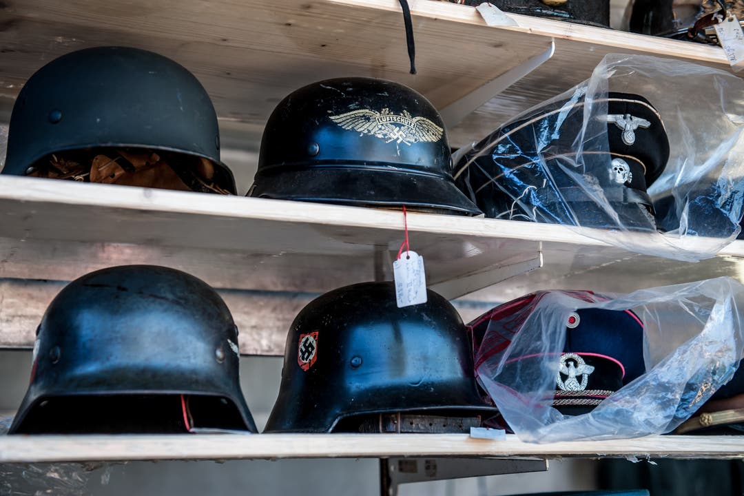 Auch Helme der Deutschen Truppen des Zweiten Weltkriegs wurden zum Kauf angeboten.