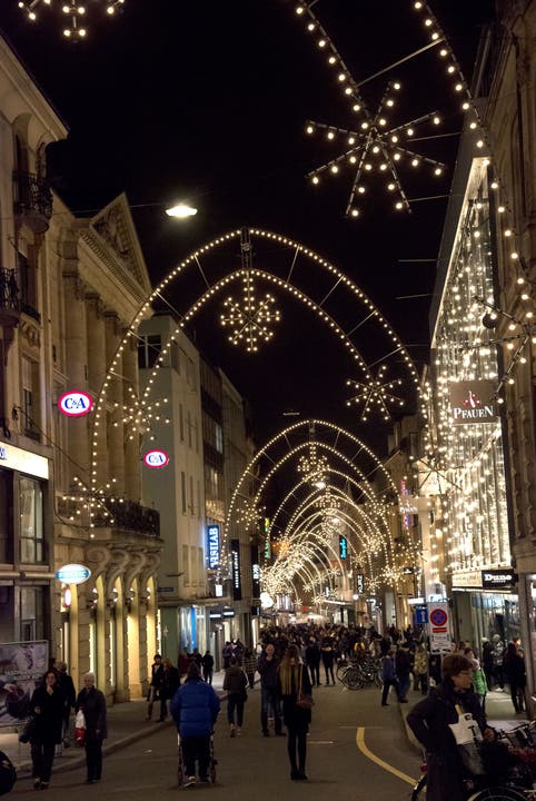 Die beleuchtete Freie Strasse in Basel 2016.