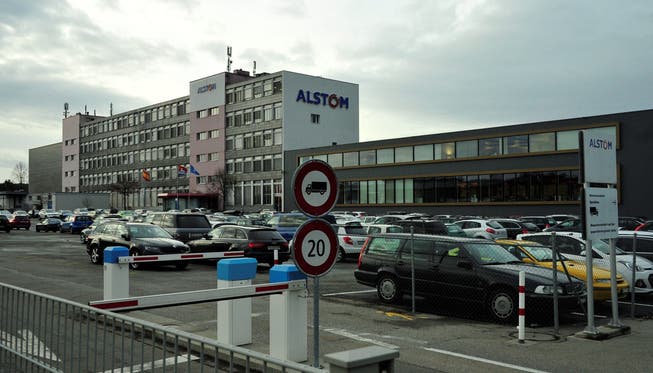 Zwei Monate nach der Übernahme von General Electric prangt noch immer das «Alstom»-Logo auf dem Gebäude.