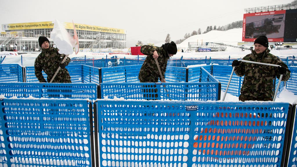 Das Schweizer Militär ist im Einsatz, um den Zielbereich vom Schnee zu befreien.
