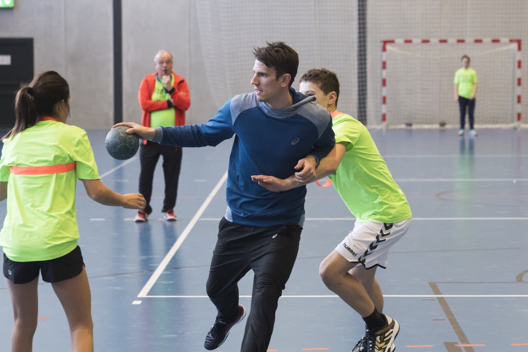 Handballer Andy Schmid trainiert Jugendliche Bundesliga Handballer Andy Schmid trainiert jugendliche Handballer anlässlich des Sportheon-Handballcamps in der GoEasy-Halle, Sieggenthal Station, 28. Dezember 2016.