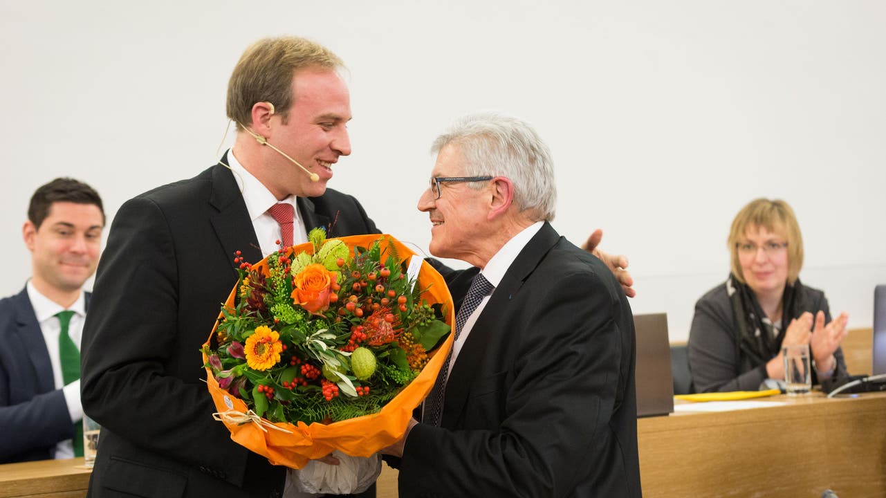 Hardmeier verabschiedet auch Regierungsrat Roland Brogli mit Blumen.