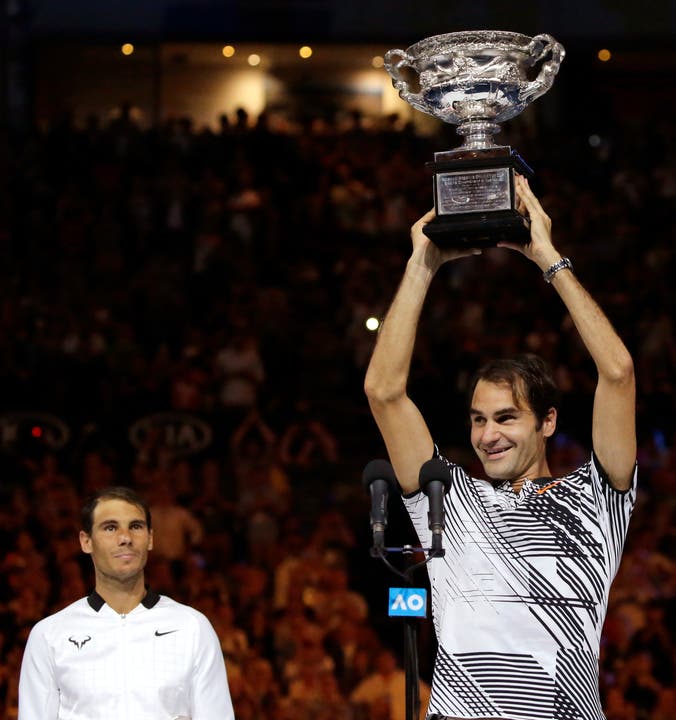 Überglücklich: Roger Federer stemmt den Pokal in die Höhe. Rafael Nadal erweist sich aus sehr fairer Verlierer.