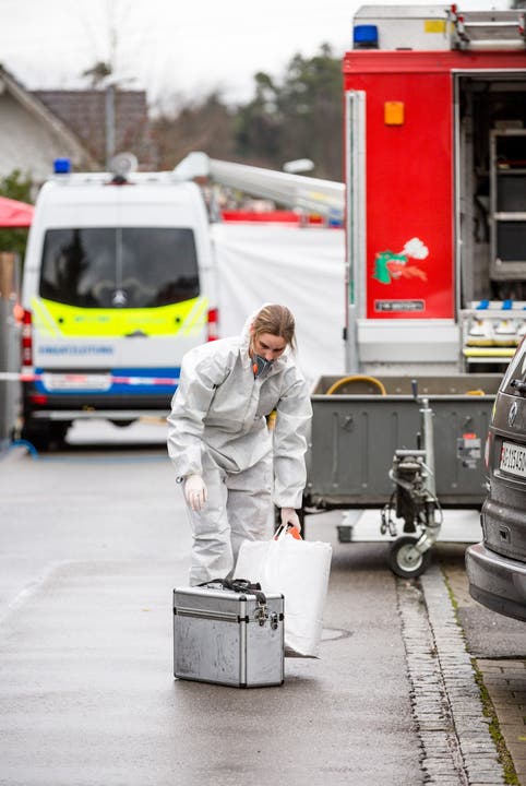 Eine Forensikerin auf dem Weg zum Tatort im Rupperswiler Spitzbirrli-Quartier.