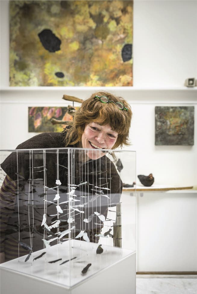 Die Künstlerin Cäcilia Wameling-Richon erfreut sich an den Kunstwerken in ihrem Atelier. Chris Iseli