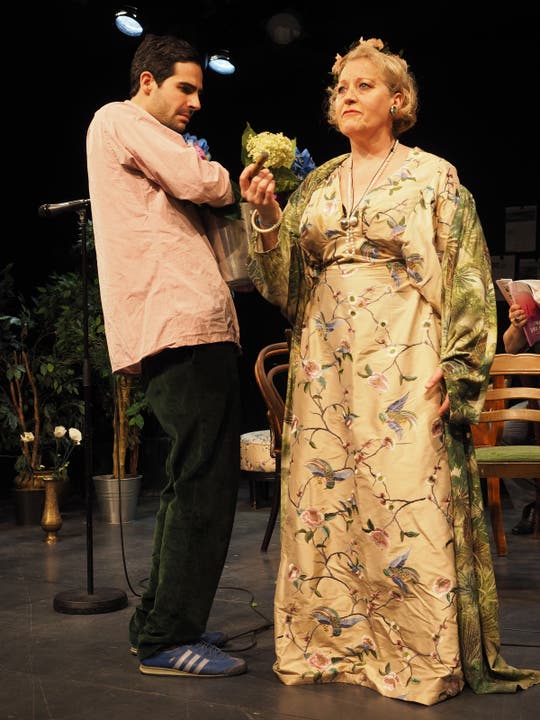 Familienbande - Miro Caltagirone (Neffe Gregor) und Laura Lienhard als Tante Umbrella.