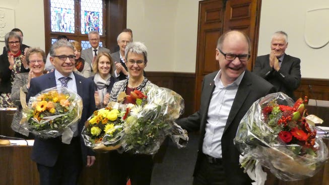 SP-Kantonsrat Urs Huber (rechts) nach der Wahl zum höchsten Solothurner. Neben ihm: Der 1. Vizepräsident Urs Ackermann (CVP, Balsthal) und die 2. Vizepräsidentin Verena Meyer.