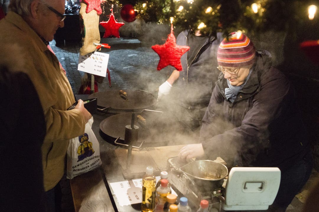 Heisse Marroni sind besonders bei Besuchern mit kalten Händen beliebt. Weihnachtsmarkt, Christchindlimärt 2016 in Bremgarten
