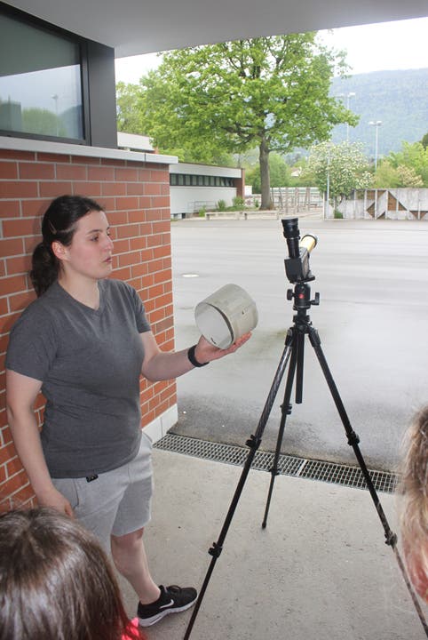 Nadia Misteli erklärt ein Sonnenteleskop