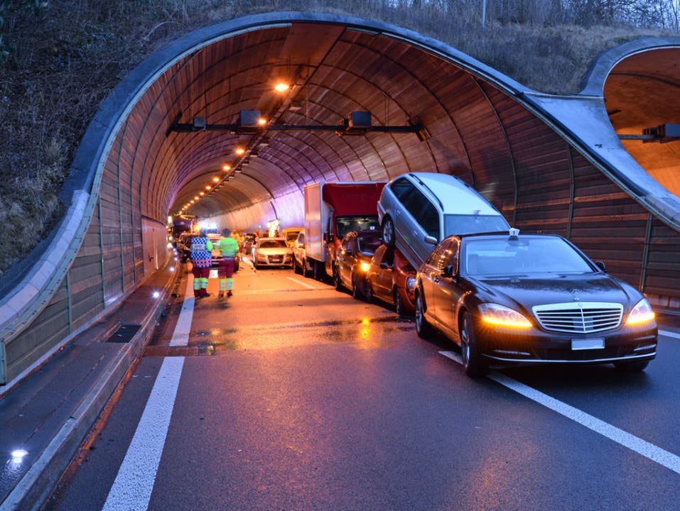 Eich (LU), 13. Januar 2017 Bei einer Massenkarambolage auf der A2 im Tunnel Eich mit zehn Fahrzeugen sind sieben Personen leicht verletzt worden. Die Unfallwagen blockierten danach den Tunnel. Die Wracks verkeilten sich teilweise ineinander.Insgesamt entstand beim Unfall laut Polizei Sachschaden von gegen 200'000 Franken.