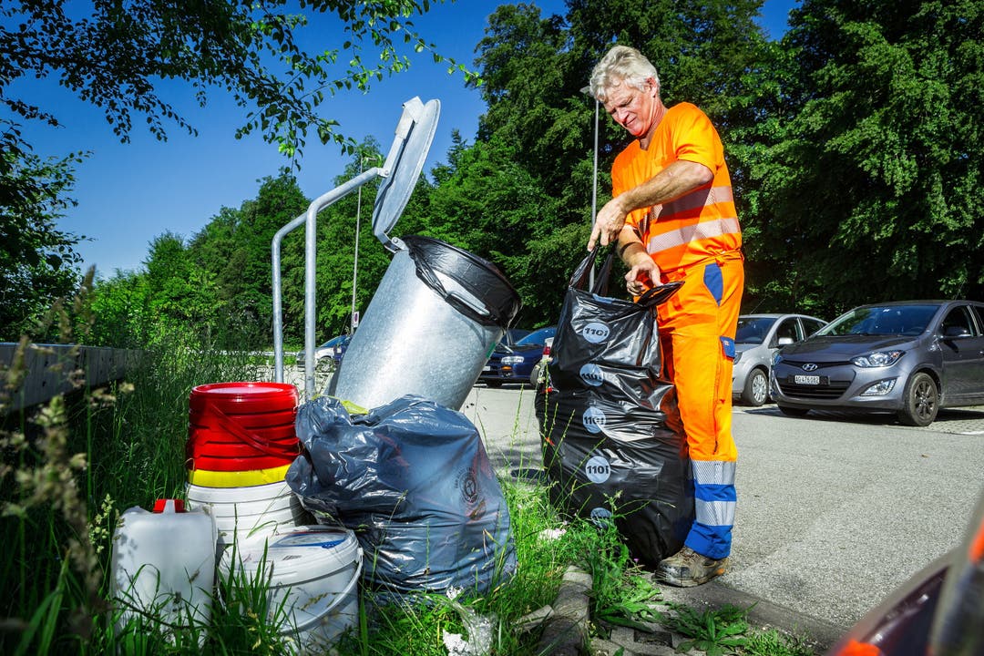 Littering / Illegale Entsorgung von Abfällen aus dem Auto kann