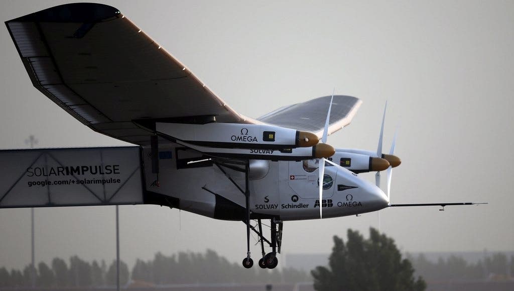 Am 9. März 2015 - acht Jahre später als zuerst geplant - hob das Solarflugzeug mit den beiden Piloten Andre Borschberg und Bertrand Piccard in Abu Dhabi zur Weltumrundung ab.