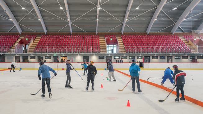 In der neuen Halle darf nur noch bis 16.30 Uhr Eishockey gespielt werden. (Archivbild)