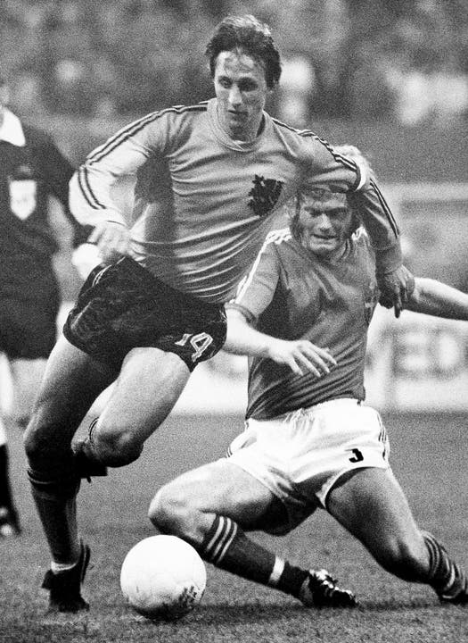 Cruyff 1974 an der WM mit seinem schwedischen Gegenspieler Kent Karlsson.