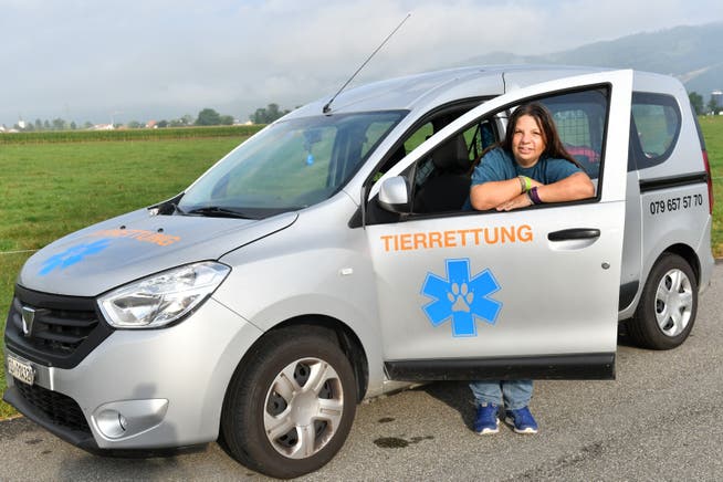 Beatrice Spielmann vor ihrem Tierrettungs-Auto, welches sie eigens dafür angeschafft hat.