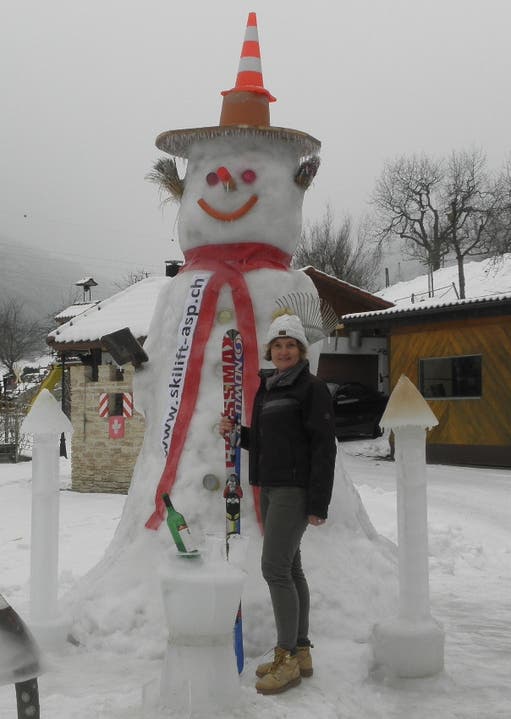 undefined Der Schneemann als Skipistenmaskottchen in Asp. Dieses Wochenende noch einmal richtig den Schnee und die Pisten in Asp geniessen.