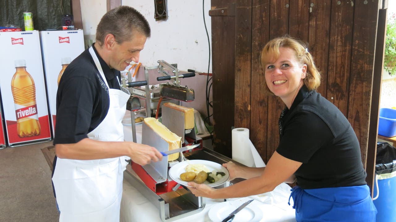 Christophe Nicoulaz und Alexandra Aegerter verköstigten die Festbesucher mit Raclette.
