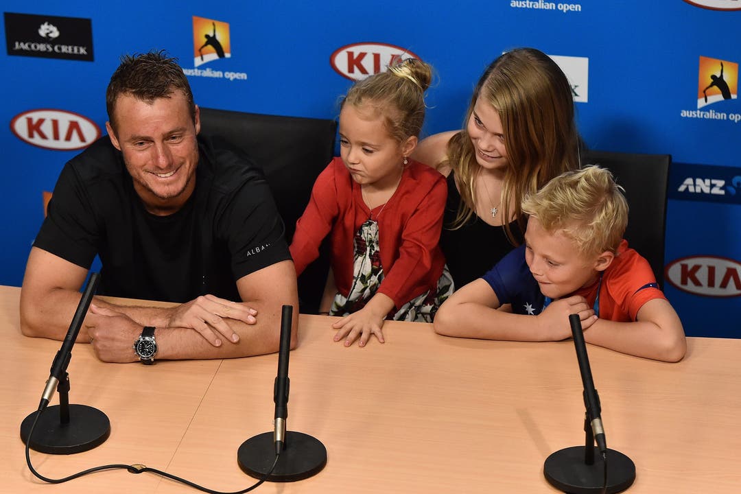 An der Pressekonferenz erscheint er gleich mit seinen drei süssen Kindern