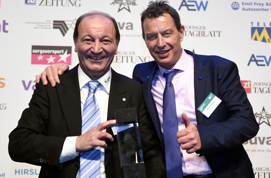 Schiedsrichter Luigi Ponte erhält den Preis der Vereinigung Aargauer Sportjournalisten (VASJ).
