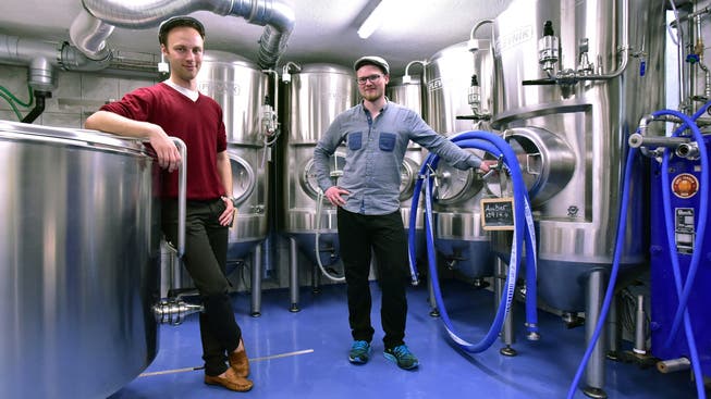 Luc Nünlist (links) und Johan Gass im Braukeller, wo das Oltner Dreitannen-Bier hergestellt wird.
