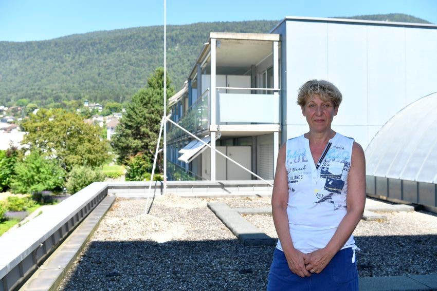 Sonja Leuenberger auf dem Dach der Küche, wo aufgestockt wird.