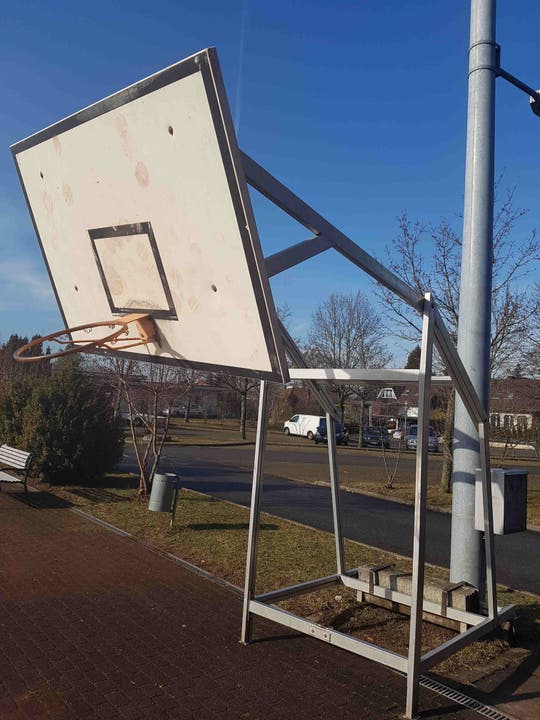 Zudem wurde die Korbaufhängung der Basketballanlage beschädigt.
