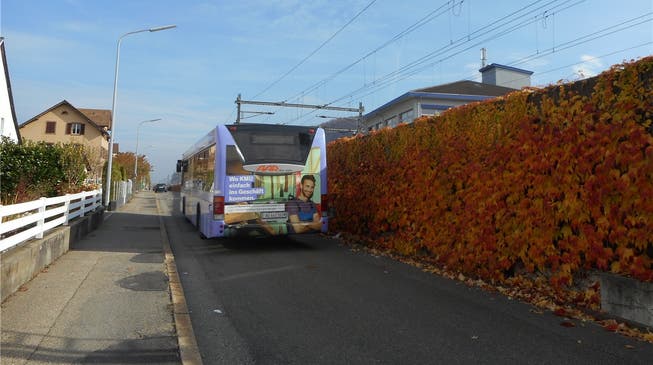 Bus neben Bahn: Der «Dreier» verkehrte letztmals im November auf der Umleitung über die Bahnstrasse in Schönenwerd (Bild) – auf den Frühling hin meldet er sich nun ab nächstem Montag bis Ende Juli wieder zurück.