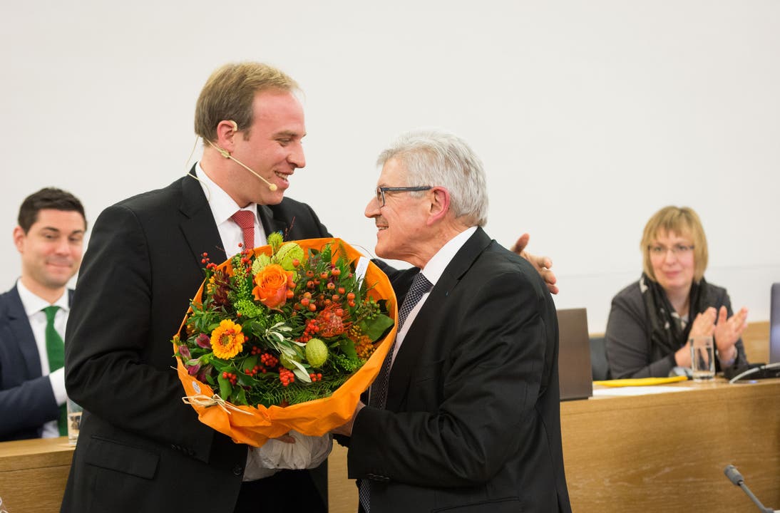 Blumen von Grossratspräsident Marco Hardmeier auch für Roland Brogli.