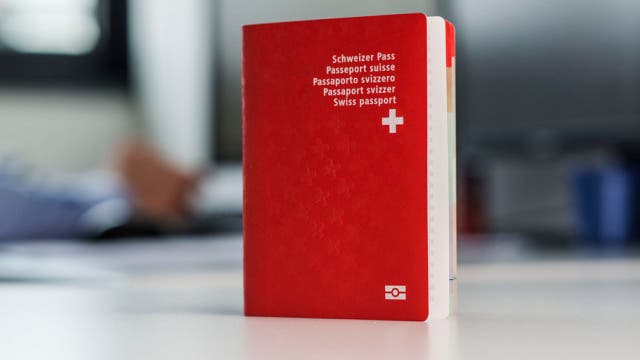 Begehrt - der biometrische Schweizer Pass. 45 Fragen gilt es zu beantworten, wer eingebürgert werden will. Doch haben Sie den Test schon einmal durchgespielt? Hier haben Sie die Chance mit den Orginalfragen.