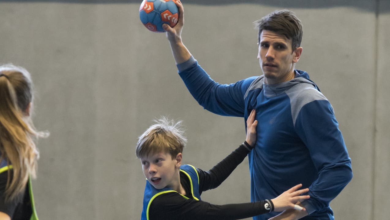 Handball-Star trainiert Jugendliche in der GoEasy-Arena in Siggenthal Station