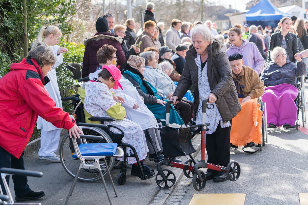 Fasnachtsumzug Brugg 2017 Auch Senioren wollen sich den Fasnachtsumzug nicht entgehen lassen.