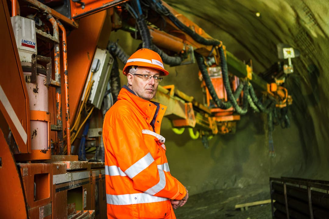Baustellenbegehung Bözbergtunnel Projektleiter Thomas Zieger auf den ersten 30 Metern im neuen Bözberg-Eisenbahntunnel.