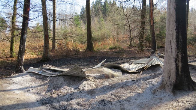 In einem Waldgebiet beim Egelsee in Remetschwil im Bezirk Baden AG sind in der Nacht auf Montag mehrere Holzbeigen niedergebrannt.