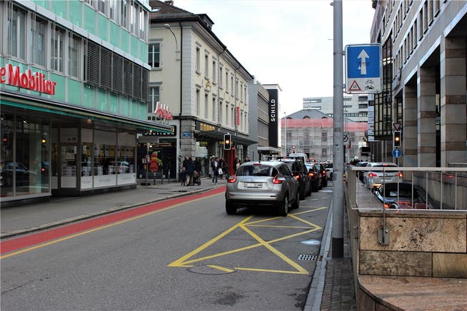 Die Stadtpolizei hat 2016 auch besonders auf missbräuchliches Parkieren auf den gelb markierten Güterumschlagflächen an der Kasinostrasse geachtet. Nadja Rohner