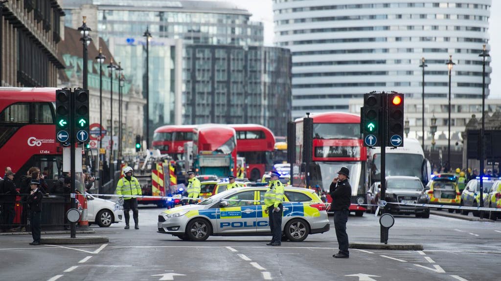 Weiträumig abgesperrt: Das Westminster Parlamentsgebäude wird am Tag nach den Anschlägen überwacht.