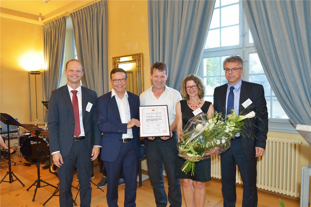 Die AEK ist Ausbildungsbetrieb des Jahres. CEO Walter Wirth (2. v.l.) nimmt die Auszeichnung entgegen.