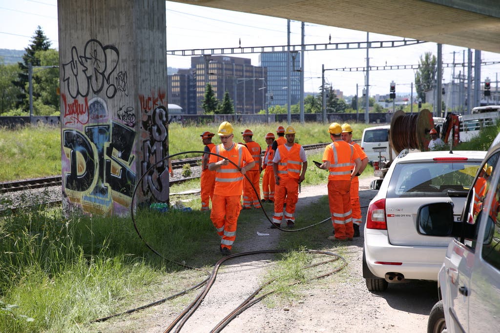 SBB-Arbeiter verlegen nach dem Brand neue Kabel in Zürich Oerlikon - die Auswirkungen des Brandes sind aber noch abends im Bahnverkehr spürbar.
